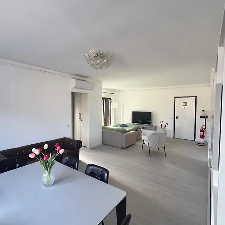 Apartment La Casa Del Tomo - Metro A - Parcheggio Privato - 6 Ospiti